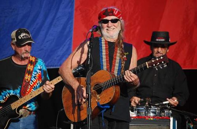 Willie Nelson, arestat pentru posesie de marijuana