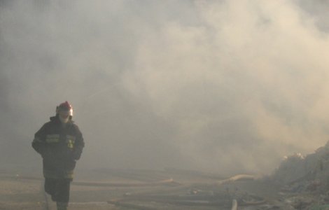 Bloc in flacari. Pompierii au intervenit pe tot parcursul noptii pentru stingerea unui incendiu in Gura Humorului