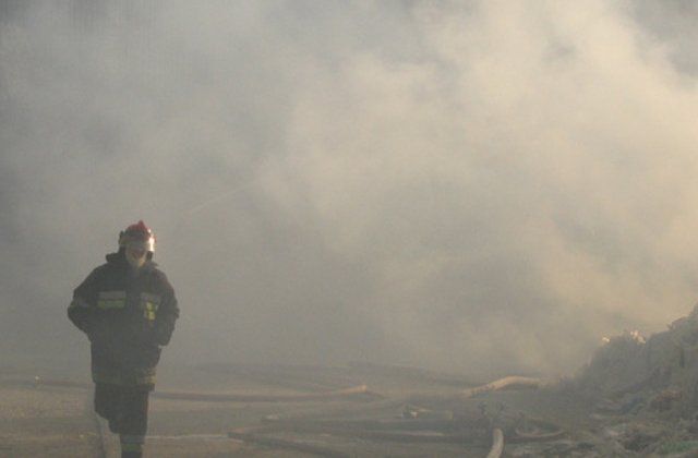 Bloc in flacari. Pompierii au intervenit pe tot parcursul noptii pentru stingerea unui incendiu in Gura Humorului