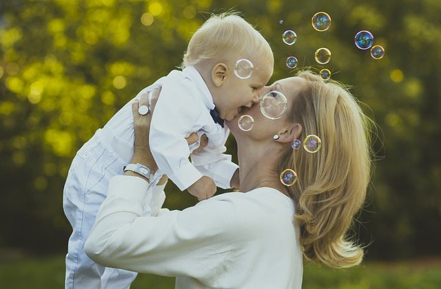 Iohannis a promulgat legea prin care copiii de pana la 3 ani sunt scosi de la plata intretinerii