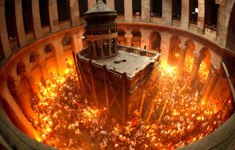 Lumina Sfanta s-a aprins sambata in Biserica Mormantului Sfant din Ierusalim