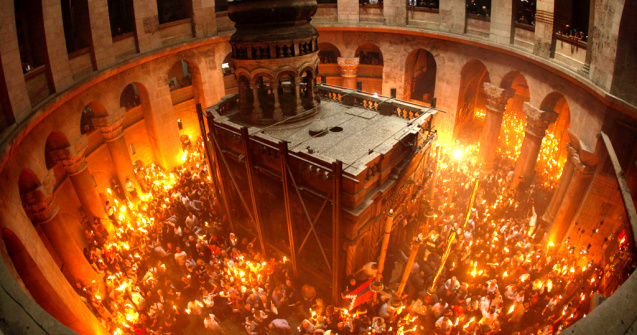 Lumina Sfanta s-a aprins sambata in Biserica Mormantului Sfant