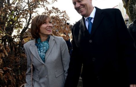 Seful statului si sotia sa, la slujba de Pasti de la Biserica Romano-Catolica "Sf. Treime" din Sibiu, unde a fost si de Inviere