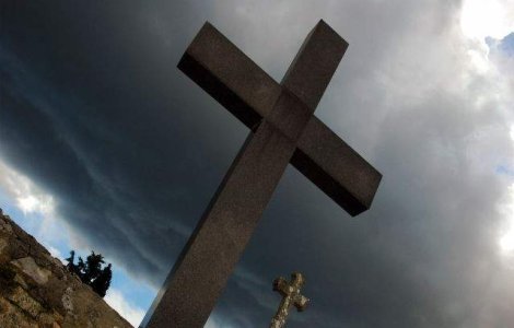 O fata din Brasov a murit dupa ce o cruce a cazut peste ea in cimitir