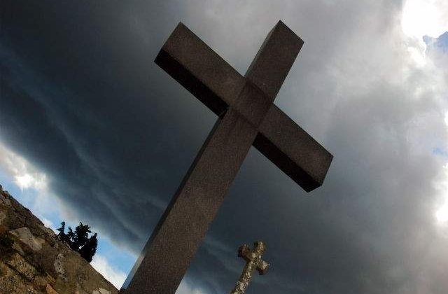 Brasov: O fata de 11 ani a murit dupa ce o cruce a cazut peste ea in cimitir