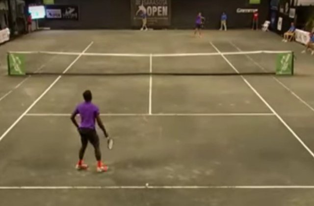 Un meci de tenis a fost intrerupt de mai multe ori din cauza unei "partide" galagioase de sex