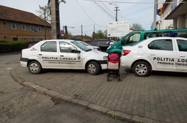 Timisorean amendat cu 900 de lei, dupa ce a postat pe Facebook o poza cu doua masini ale Politiei parcate ilegal