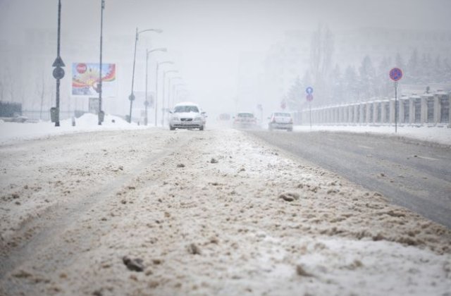 Copac cazut pe calea ferata in zona Baile Tusnad; trafic auto dificil pe A3 si pe Novaci-Ranca din cauza zapezii