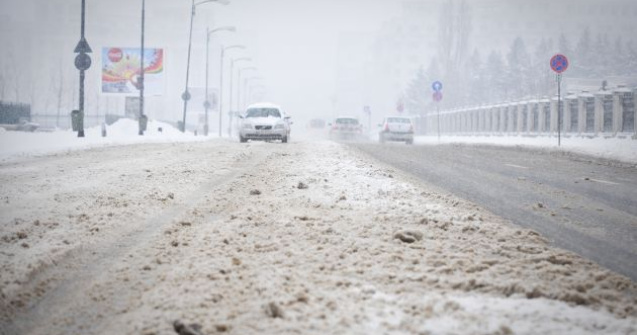 Copac cazut pe calea ferata in zona Baile Tusnad; trafic auto dificil