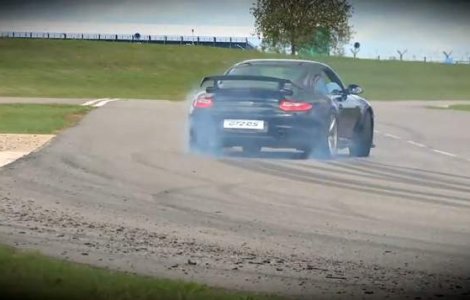 VIDEO: Distractie pe circuitul Silverstone cu cel mai puternic Porsche de sosea - 911 GT2 RS