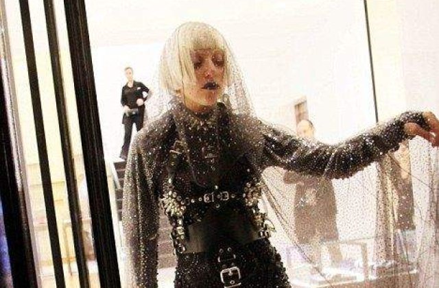 Lady Gaga are un nou look: Morbid chic