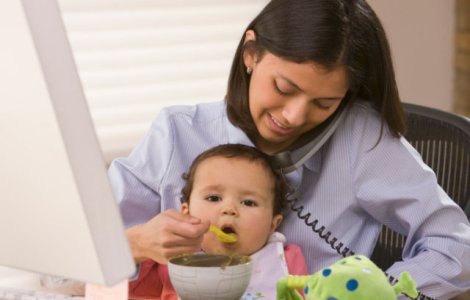 Diferenta dintre mamele-antreprenor, femeile-casnice si angajate