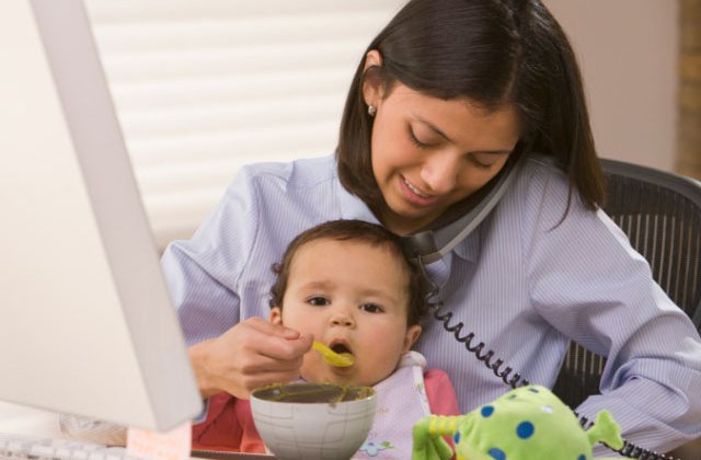 Diferenta dintre mamele-antreprenor, femeile-casnice si femeile-angajat