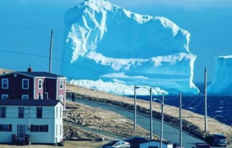 Un iceberg urias pluteste in dreptul unui orasel din Canada