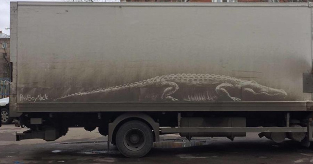  Top  Artisti nevazuti! Opere de arta lasate pe masinile pline de praf