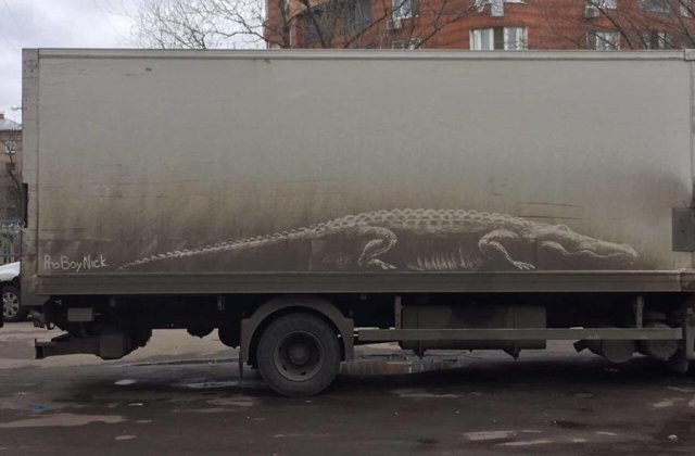 Artisti nevazuti! Opere de arta lasate pe masinile pline de praf