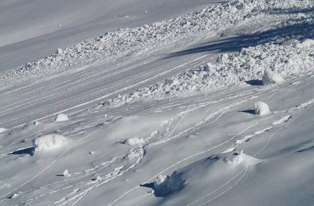 [Update] Turisti surprinsi de o avalansa in Muntii Retezat. Alpinistii Dor Geta Popescu si Erik Gulacsi au murit