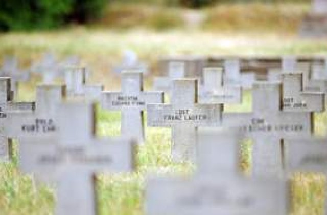 O mega-piramida va deveni cimitir international