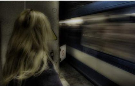  Video  A scapat miraculos din fata metroului