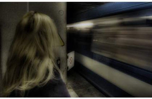 [VIDEO] A scapat miraculos din fata metroului