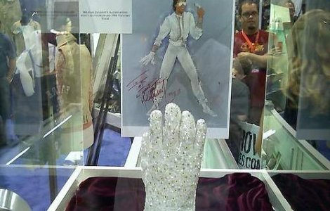 Manusa lui Michael Jackson, dorita mai mult decat creierul lui Eistein