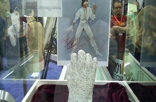 Manusa lui Michael Jackson, dorita mai mult decat creierul lui Eistein