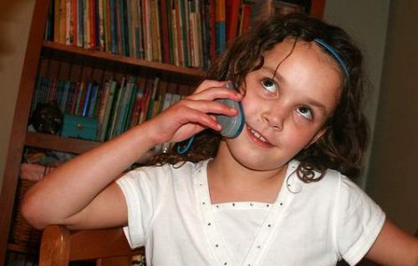 Telefoanele mobile pot provoca alergii la copii