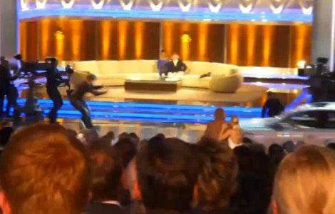  Video : Cascador amator, lovit de o masina intr-o emisiune TV