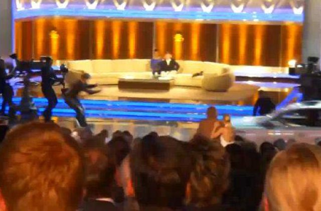 [VIDEO]: Cascador amator, lovit de o masina intr-o emisiune TV