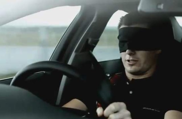 [VIDEO] Cum este sa conduci pe circuit, cu 193 km/h, legat la ochi?
