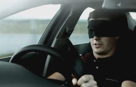  Video  Cum este sa conduci pe circuit, cu 193 km/h, legat la ochi?