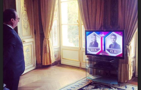 Francois Hollande l-a felicitat intr-o convorbire telefonica pe Macron