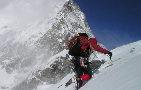Sora alpinistei Dor Geta Popescu a scapat dintr-o avalansa in 2010, in Muntii Fagaras