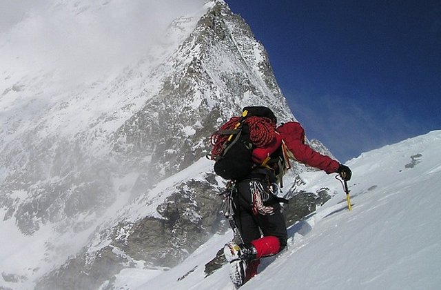 Sora alpinistei Dor Geta Popescu a scapat dintr-o avalansa in 2010, in Muntii Fagaras