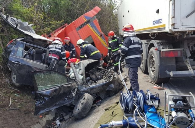 Accident grav in Olt, intre un TIR si doua autoturisme: cinci persoane au murit
