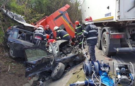 Accident grav in Olt, intre un TIR si doua autoturisme: cinci persoane au murit