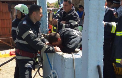 Baietelul de doi ani blocat peste zece ore intr-un put a fost salvat