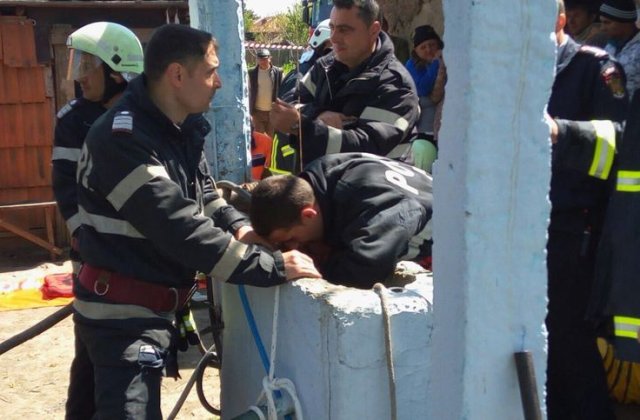 Teleorman: Baietelul de doi ani blocat peste zece ore intr-un put a fost salvat. Peste 40 de pompieri au intervenit pentru salvarea lui