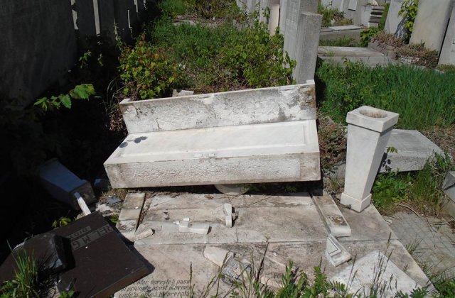 Zece monumente funerare din Cimitirul evreiesc au fost vandalizate