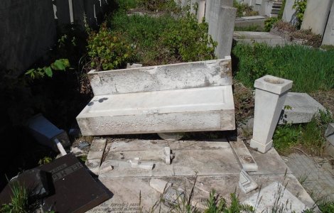 Zece monumente funerare din Cimitirul evreiesc au fost vandalizate
