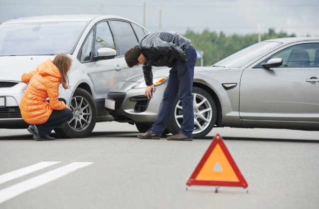 Proiect de lege: asigurarile RCA si Casco vor putea fi vandute si de dealeri auto, firme de inchirieri si banci