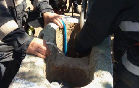 Copilul de doi ani cazut intr-un put in Teleorman si scos dupa mai mult de zece ore este in stare grava