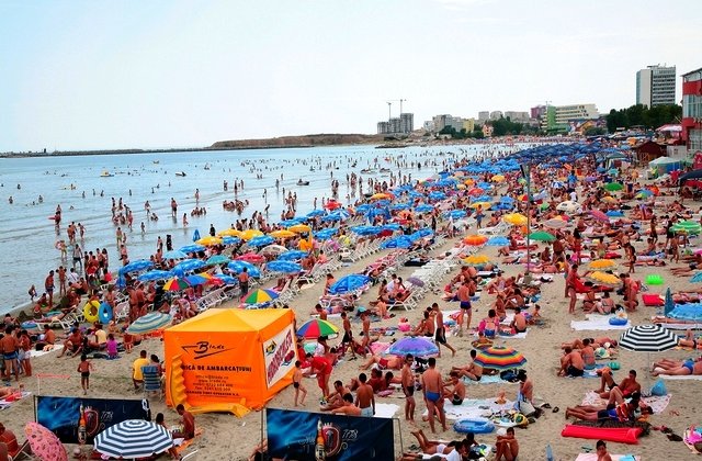 Mamaia - Ultimele pregatiri pentru 1 Mai: sunt aranjate terasele, maturate aleile, stranse gunoaiele, plantati palmieri si flori