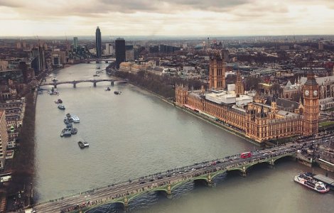 Un barbat cu un rucsac plin cu cutite, arestat in apropiere de Parlamentul britanic