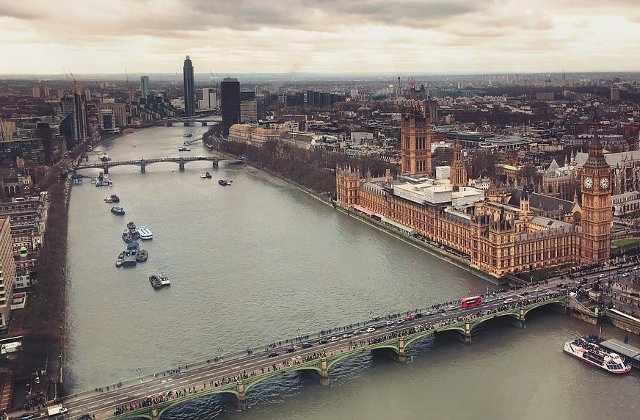 Un barbat cu un rucsac plin cu cutite, arestat in apropiere de Parlamentul britanic