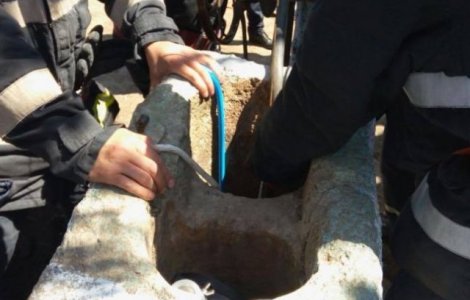 Medic: Copilul scos din put a fost detubat si respira singur
