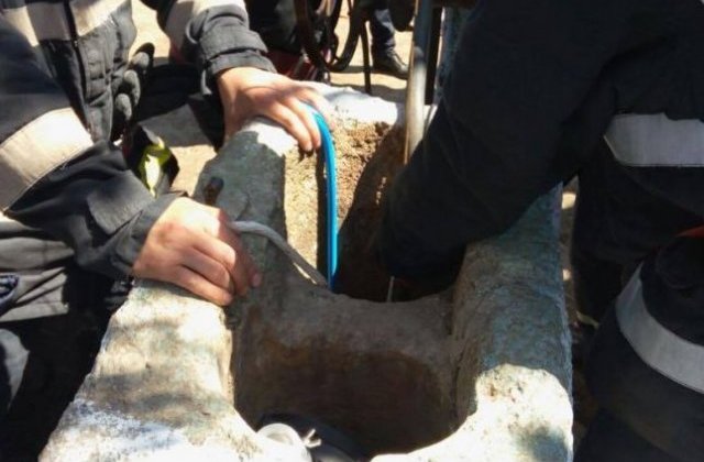 Medic: Copilul scos din put a fost detubat si respira singur