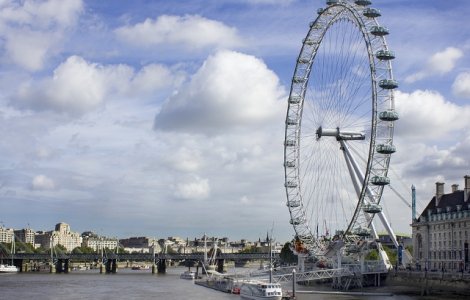 Barbat injunghiat mortal descoperit intr-un autobuz din zona centrala a Londrei