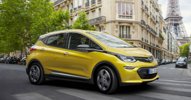 Companiile petroliere anticipeaza declinul cererii pentru masini traditionale: "Electricele vor avea pana la 30% din piata in 2030"