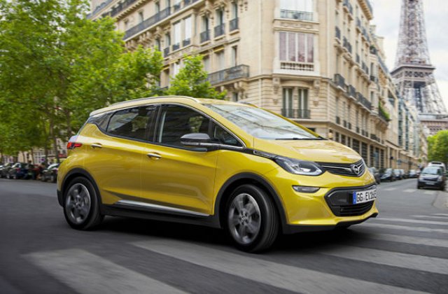 Companiile petroliere anticipeaza declinul cererii pentru masini traditionale: "Electricele vor avea pana la 30% din piata in 2030"